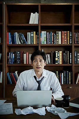 포토 JPG 남자 40대 중년 책장 실내 한명 앉기 상반신 앞모습 책 노트북 한국인 찡그림 책상 문서 구김 중년남자한명만 국내포토 1 뷰포인트 가구 모션 표정 사람 동양인 성인 내부 전자제품 남자한명만 중년남자만 파일형식