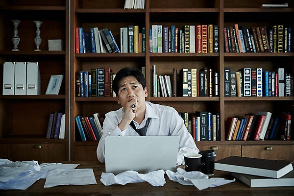 포토 JPG 남자 40대 중년 책장 실내 한명 앉기 상반신 앞모습 책 노트북 한국인 찡그림 책상 문서 구김 중년남자한명만 국내포토 1 뷰포인트 가구 모션 표정 사람 동양인 성인 내부 전자제품 남자한명만 중년남자만 파일형식