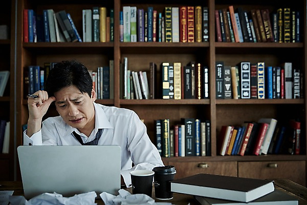 포토 JPG 남자 40대 중년 책장 실내 한명 앉기 상반신 앞모습 책 노트북 한국인 찡그림 책상 문서 구김 중년남자한명만 국내포토 1 뷰포인트 가구 모션 표정 사람 동양인 성인 내부 전자제품 남자한명만 중년남자만 파일형식