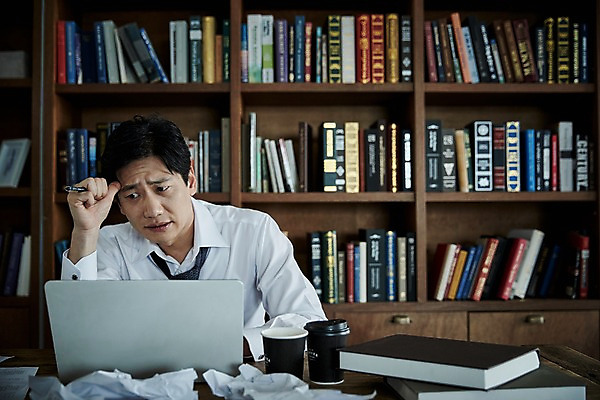 포토 JPG 남자 40대 중년 책장 실내 한명 앉기 상반신 앞모습 책 노트북 한국인 찡그림 책상 문서 구김 중년남자한명만 국내포토 1 뷰포인트 가구 모션 표정 사람 동양인 성인 내부 전자제품 남자한명만 중년남자만 파일형식 생활용품 인종 남자만 중년만 오브젝트 성인만