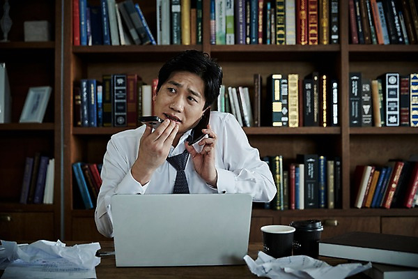 포토 JPG 응시 남자 40대 중년 책장 실내 한명 들기 앉기 상반신 앞모습 책 노트북 스마트폰 한국인 불안 책상 문서 바쁨 통화 요청 중년남자한명만 국내포토 1 시선 감정 뷰포인트 가구 모션 사람 동양인 성인 내부 전자제품 핸드폰 스마트기기 남자한명만 중년남자만 파일형식