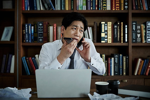 포토 JPG 응시 남자 40대 중년 책장 실내 한명 들기 앉기 상반신 앞모습 책 노트북 스마트폰 한국인 불안 책상 문서 바쁨 통화 요청 중년남자한명만 국내포토 1 시선 감정 뷰포인트 가구 모션 사람 동양인 성인 내부 전자제품 핸드폰 스마트기기 남자한명만 중년남자만 파일형식