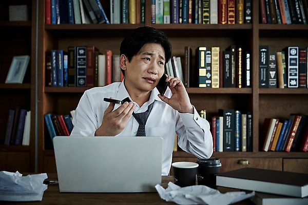 포토 JPG 응시 남자 40대 중년 책장 실내 한명 들기 앉기 상반신 앞모습 책 노트북 스마트폰 한국인 불안 책상 문서 바쁨 통화 요청 중년남자한명만 국내포토 1 시선 감정 뷰포인트 가구 모션 사람 동양인 성인 내부 전자제품 핸드폰 스마트기기 남자한명만 중년남자만 파일형식