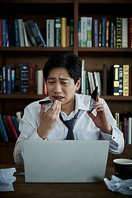 포토 JPG 응시 남자 40대 중년 책장 실내 한명 들기 앉기 상반신 앞모습 책 노트북 스마트폰 한국인 불안 책상 문서 바쁨 통화 요청 중년남자한명만 국내포토 1 시선 감정 뷰포인트 가구 모션 사람 동양인 성인 내부 전자제품 핸드폰 스마트기기 남자한명만 중년남자만 파일형식