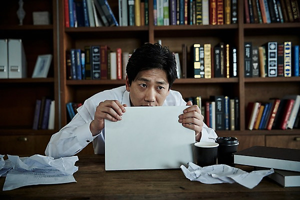 포토 JPG 응시 남자 40대 중년 책장 실내 한명 웃음 앉기 상반신 앞모습 책 노트북 한국인 책상 문서 구김 눈치 숨기 중년남자한명만 국내포토 1 시선 뷰포인트 가구 모션 표정 사람 동양인 성인 내부 전자제품 남자한명만 중년남자만 파일형식