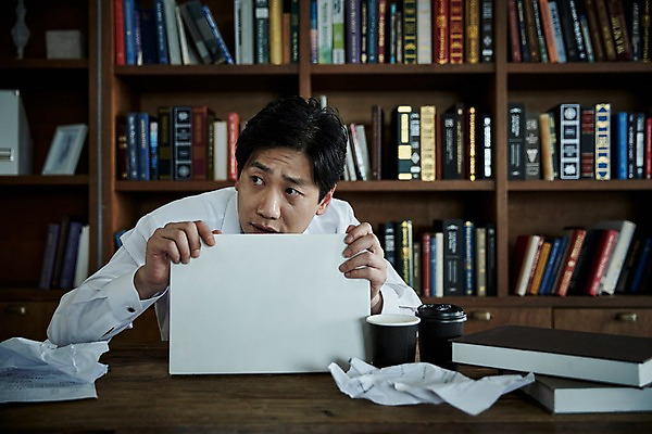 포토 JPG 응시 남자 40대 중년 책장 실내 한명 웃음 앉기 상반신 앞모습 책 노트북 한국인 책상 문서 구김 눈치 숨기 중년남자한명만 국내포토 1 시선 뷰포인트 가구 모션 표정 사람 동양인 성인 내부 전자제품 남자한명만 중년남자만 파일형식