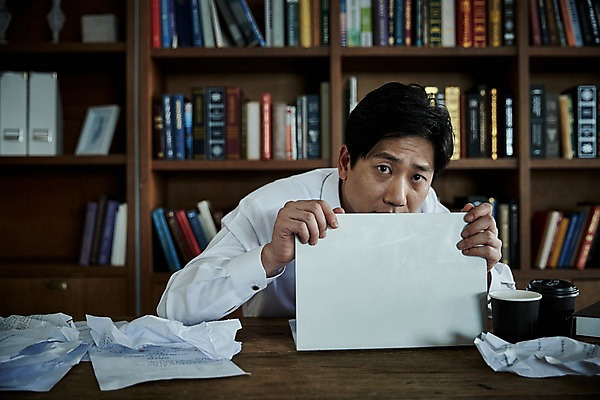 포토 JPG 응시 남자 40대 중년 책장 실내 한명 웃음 앉기 상반신 앞모습 책 노트북 한국인 책상 문서 구김 눈치 숨기 중년남자한명만 국내포토 1 시선 뷰포인트 가구 모션 표정 사람 동양인 성인 내부 전자제품 남자한명만 중년남자만 파일형식