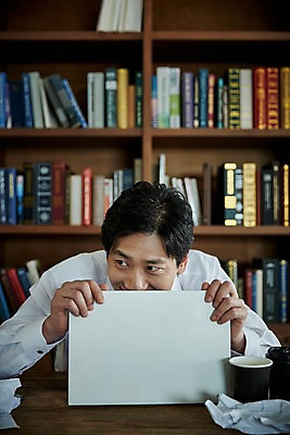 포토 JPG 응시 남자 40대 중년 책장 실내 한명 웃음 앉기 상반신 앞모습 책 노트북 한국인 책상 문서 구김 눈치 숨기 중년남자한명만 국내포토 1 시선 뷰포인트 가구 모션 표정 사람 동양인 성인 내부 전자제품 남자한명만 중년남자만 파일형식 생활용품 인종 남자만 중년만 오브젝트 성인만