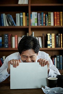 포토 JPG 남자 40대 중년 책장 실내 한명 웃음 앉기 상반신 앞모습 아웃포커스 책 노트북 한국인 책상 숨기 중년남자한명만 국내포토 1 뷰포인트 가구 모션 촬영기법 표정 사람 동양인 성인 내부 전자제품 남자한명만 중년남자만 파일형식