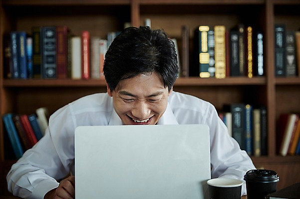 포토 JPG 응시 남자 40대 중년 책장 실내 한명 웃음 앉기 상반신 앞모습 아웃포커스 책 노트북 한국인 책상 숨기 중년남자한명만 국내포토 1 시선 뷰포인트 가구 모션 촬영기법 표정 사람 동양인 성인 내부 전자제품 남자한명만 중년남자만 파일형식 생활용품 인종 남자만 중년만 오브젝트 성인만
