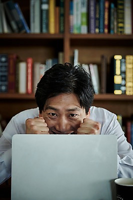 포토 JPG 응시 남자 40대 중년 책장 실내 한명 웃음 앉기 상반신 앞모습 아웃포커스 책 노트북 주먹 한국인 책상 숨기 중년남자한명만 국내포토 1 시선 뷰포인트 가구 모션 촬영기법 표정 사람 동양인 성인 내부 전자제품 남자한명만 중년남자만 파일형식