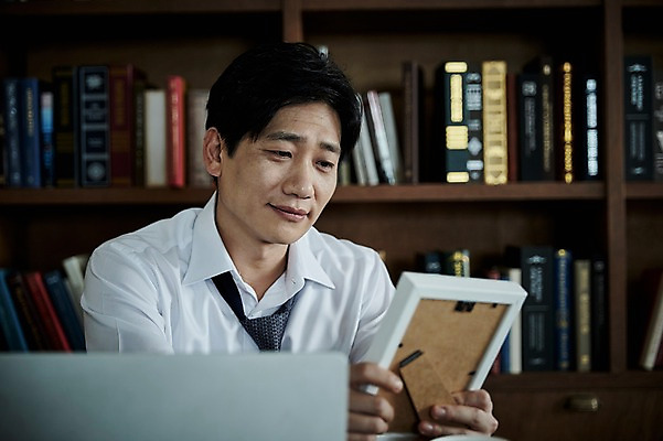 포토 JPG 응시 남자 40대 중년 액자 책장 실내 한명 들기 앉기 상반신 앞모습 아웃포커스 책 노트북 한국인 책상 중년남자한명만 국내포토 1 시선 뷰포인트 가구 모션 촬영기법 사람 동양인 성인 내부 전자제품 남자한명만 중년남자만 파일형식