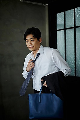 포토 JPG 응시 남자 40대 중년 가방 실내 피곤 한명 서기 들기 정장 상반신 옆모습 한국인 중년남자한명만 국내포토 1 시선 잡화 옷 뷰포인트 컨셉 모션 사람 동양인 성인 내부 남자한명만 중년남자만 파일형식