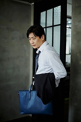 포토 JPG 응시 남자 40대 중년 가방 실내 피곤 한명 서기 들기 정장 상반신 옆모습 한국인 중년남자한명만 국내포토 1 시선 잡화 옷 뷰포인트 컨셉 모션 사람 동양인 성인 내부 남자한명만 중년남자만 파일형식