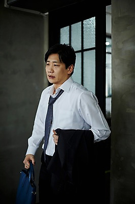 포토 JPG 응시 남자 40대 중년 가방 실내 피곤 한명 서기 들기 정장 상반신 옆모습 한국인 중년남자한명만 국내포토 1 시선 잡화 옷 뷰포인트 컨셉 모션 사람 동양인 성인 내부 남자한명만 중년남자만 파일형식