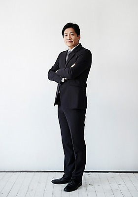 포토 JPG 스튜디오촬영 전신 남자 40대 중년 포즈 실내 한명 서기 웃음 정장 손짓 옆모습 팔짱 한국인 중년남자한명만 국내포토 1 옷 뷰포인트 모션 표정 사람 동양인 성인 내부 남자한명만 중년남자만 파일형식