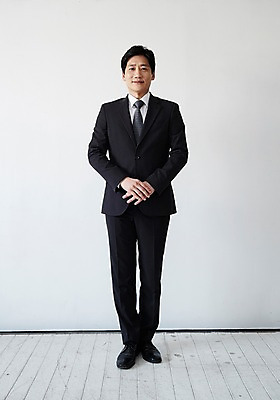 포토 JPG 스튜디오촬영 전신 남자 40대 중년 포즈 실내 한명 서기 웃음 정장 손짓 앞모습 한국인 손모으기 공손 중년남자한명만 국내포토 1 옷 뷰포인트 모션 표정 사람 동양인 성인 내부 남자한명만 중년남자만 파일형식