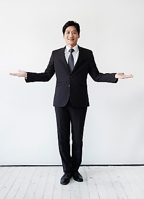 포토 JPG 스튜디오촬영 전신 남자 40대 중년 포즈 팔벌리기 실내 한명 서기 웃음 정장 손짓 앞모습 한국인 양팔 중년남자한명만 국내포토 1 옷 뷰포인트 모션 표정 사람 동양인 성인 내부 남자한명만 중년남자만 파일형식