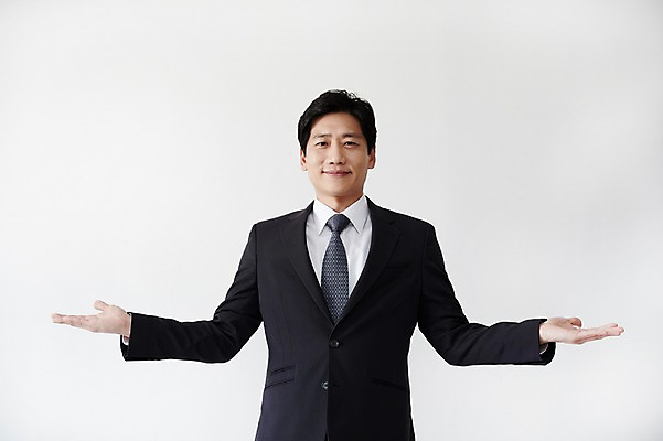 포토 JPG 스튜디오촬영 남자 40대 중년 포즈 팔벌리기 실내 한명 서기 웃음 정장 손짓 상반신 앞모습 한국인 양팔 중년남자한명만 국내포토 1 옷 뷰포인트 모션 표정 사람 동양인 성인 내부 남자한명만 중년남자만 파일형식