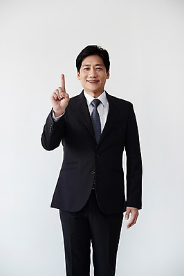 포토 JPG 스튜디오촬영 남자 40대 중년 포즈 손가락 실내 한명 서기 웃음 정장 손짓 상반신 앞모습 한국인 중년남자한명만 국내포토 1 손 옷 뷰포인트 모션 표정 사람 동양인 성인 내부 남자한명만 중년남자만 파일형식