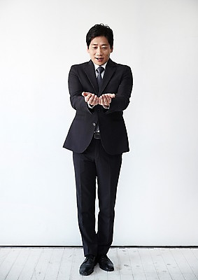 포토 JPG 스튜디오촬영 전신 남자 40대 중년 포즈 실내 한명 서기 웃음 정장 손짓 앞모습 한국인 손내밀기 받는모습 중년남자한명만 국내포토 1 옷 뷰포인트 모션 표정 사람 동양인 성인 내부 남자한명만 중년남자만 파일형식