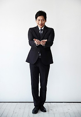 포토 JPG 스튜디오촬영 전신 남자 40대 중년 포즈 실내 한명 서기 웃음 정장 손짓 앞모습 한국인 손내밀기 받는모습 중년남자한명만 국내포토 1 옷 뷰포인트 모션 표정 사람 동양인 성인 내부 남자한명만 중년남자만 파일형식
