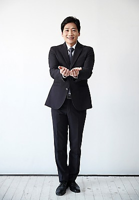 포토 JPG 스튜디오촬영 전신 남자 40대 중년 포즈 실내 한명 서기 웃음 정장 손짓 앞모습 한국인 손내밀기 받는모습 중년남자한명만 국내포토 1 옷 뷰포인트 모션 표정 사람 동양인 성인 내부 남자한명만 중년남자만 파일형식