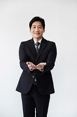 포토 JPG 스튜디오촬영 남자 40대 중년 포즈 실내 한명 서기 웃음 정장 손짓 상반신 앞모습 한국인 손내밀기 받는모습 중년남자한명만 국내포토 1 옷 뷰포인트 모션 표정 사람 동양인 성인 내부 남자한명만 중년남자만 파일형식