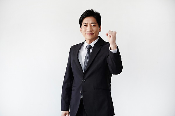 포토 JPG 스튜디오촬영 남자 40대 중년 포즈 실내 한명 서기 웃음 정장 손짓 상반신 앞모습 파이팅 주먹 한국인 중년남자한명만 국내포토 1 옷 뷰포인트 모션 표정 사람 동양인 성인 내부 남자한명만 중년남자만 파일형식