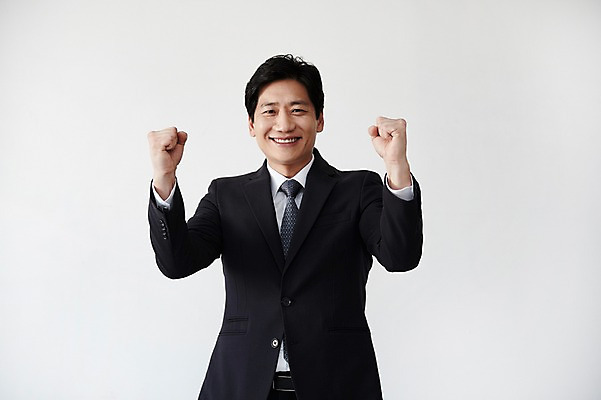 포토 JPG 스튜디오촬영 남자 40대 중년 포즈 실내 한명 서기 웃음 정장 손짓 상반신 앞모습 파이팅 주먹 한국인 중년남자한명만 국내포토 1 옷 뷰포인트 모션 표정 사람 동양인 성인 내부 남자한명만 중년남자만 파일형식 인종 남자만 중년만 성인만