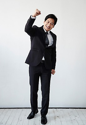 포토 JPG 스튜디오촬영 전신 남자 40대 중년 포즈 실내 한명 서기 웃음 정장 손짓 앞모습 파이팅 주먹 한국인 중년남자한명만 국내포토 1 옷 뷰포인트 모션 표정 사람 동양인 성인 내부 남자한명만 중년남자만 파일형식