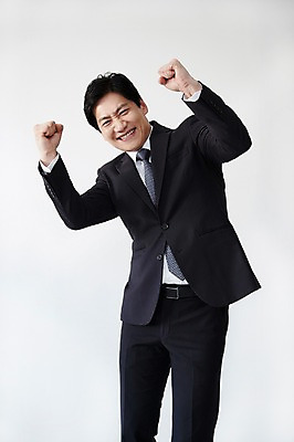 포토 JPG 스튜디오촬영 남자 40대 중년 포즈 실내 한명 서기 웃음 정장 손짓 상반신 앞모습 파이팅 주먹 한국인 중년남자한명만 국내포토 1 옷 뷰포인트 모션 표정 사람 동양인 성인 내부 남자한명만 중년남자만 파일형식