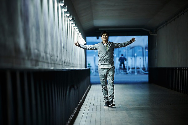 포토 JPG 주간 전신 남자 40대 중년 한명 웃음 야외 앞모습 아웃포커스 운동복 조깅 운동 걷기 스트레칭 한국인 지하보도 중년남자한명만 국내포토 자연요소 1 옷 뷰포인트 모션 촬영기법 표정 건강 사람 동양인 성인 보행로 남자한명만 중년남자만 파일형식