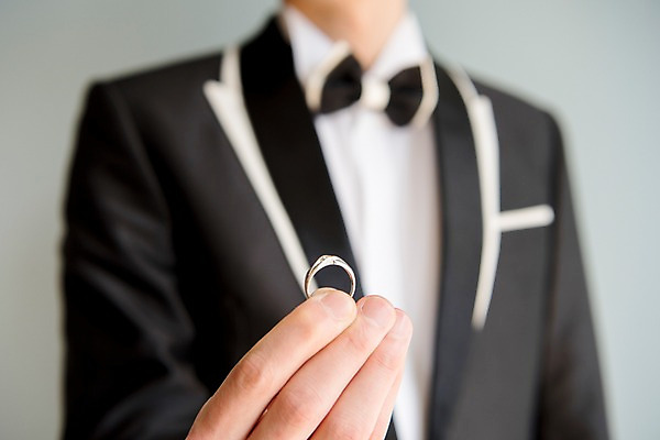 포토 JPG 남자 결혼 프로포즈 한명 들기 정장 턱시도 상반신 20대 성인 결혼반지 성인남자한명만 국내포토 1 옷 모션 사람 이벤트 청년 반지 남자한명만 성인남자만 파일형식