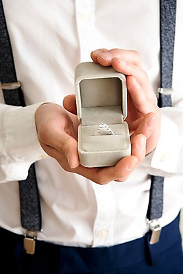 포토 JPG 남자 결혼 프로포즈 한명 들기 상반신 20대 성인 멜빵바지 결혼반지 반지케이스 성인남자한명만 국내포토 1 바지 모션 사람 이벤트 청년 반지 멜빵 보관함 남자한명만 성인남자만 파일형식