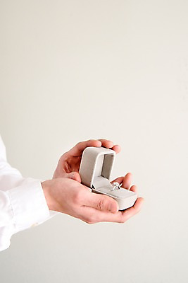 포토 JPG 손 남자 신랑 결혼 프로포즈 한명 들기 20대 성인 신체부위 결혼반지 반지케이스 국내포토 1 모션 사람 이벤트 청년 반지 보관함 파일형식