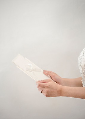 포토 JPG 손 여자 신부 결혼 한명 들기 20대 성인 신체부위 청첩장 성인여자한명만 국내포토 1 모션 카드_감사 사람 이벤트 청년 여자한명만 성인여자만 파일형식