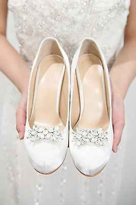 포토 JPG 손 여자 신부 결혼 한명 들기 20대 성인 신체부위 웨딩슈즈 성인여자한명만 국내포토 1 신발 모션 사람 이벤트 청년 결혼소품 여자한명만 성인여자만 파일형식