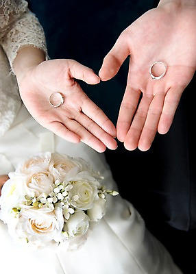 포토 JPG 손 여자 남자 신부 부케 신랑 결혼 손바닥 20대 성인 신체부위 결혼반지 커플반지 놓기 국내포토 꽃다발 모션 사람 이벤트 청년 반지 파일형식