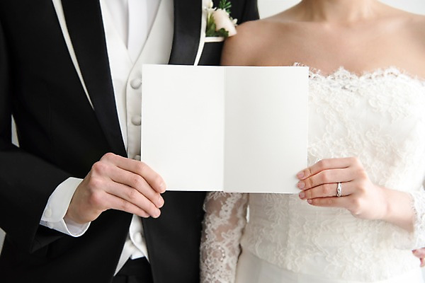 포토 JPG 손 여자 남자 신부 신랑 결혼 들기 상반신 20대 성인 두명 앞모습 신체부위 청첩장 성인만 국내포토 뷰포인트 모션 카드_감사 사람 이벤트 청년 파일형식