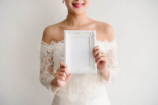 포토 JPG 여자 신부 웨딩드레스 액자 결혼 한명 미소 들기 상반신 20대 성인 앞모습 성인여자한명만 국내포토 1 드레스 뷰포인트 모션 표정 사람 이벤트 청년 여자한명만 성인여자만 파일형식