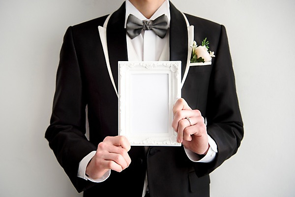 포토 JPG 남자 액자 신랑 결혼 한명 들기 정장 턱시도 상반신 20대 앞모습 성인남자한명만 국내포토 1 옷 뷰포인트 모션 사람 이벤트 청년 남자한명만 성인남자만 파일형식