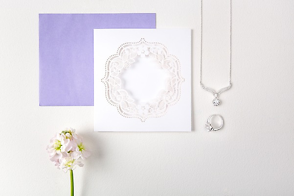 포토 JPG 꽃 결혼 백그라운드 목걸이 사람없음 공백 오브젝트 청첩장 결혼반지 결혼소품 카피스페이스 국내포토 식물 장신구 카드_감사 이벤트 반지 파일형식