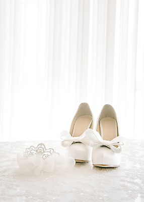 포토 JPG 결혼 백그라운드 사람없음 공백 오브젝트 티아라 결혼소품 웨딩슈즈 카피스페이스 국내포토 신발 왕관 이벤트 파일형식