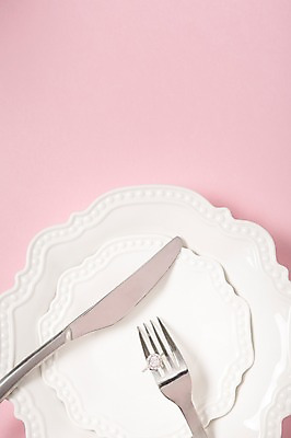 포토 JPG 접시 결혼 백그라운드 포크 사람없음 공백 나이프 오브젝트 결혼반지 결혼소품 카피스페이스 국내포토 식기 이벤트 반지 칼 파일형식