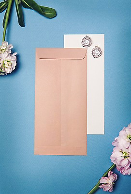 포토 JPG 꽃 결혼 백그라운드 봉투 사람없음 귀걸이 공백 오브젝트 청첩장 결혼소품 카피스페이스 국내포토 식물 장신구 카드_감사 이벤트 파일형식