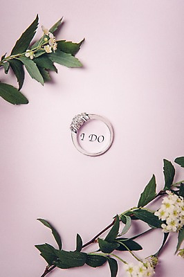 포토 JPG 꽃 결혼 백그라운드 프로포즈 사람없음 공백 승낙 오브젝트 결혼반지 결혼소품 카피스페이스 국내포토 식물 컨셉 이벤트 반지 파일형식