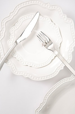포토 JPG 접시 결혼 백그라운드 포크 사람없음 공백 나이프 오브젝트 결혼반지 결혼소품 카피스페이스 국내포토 식기 이벤트 반지 칼 파일형식