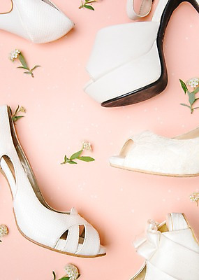 포토 JPG 꽃 결혼 백그라운드 사람없음 공백 오브젝트 결혼소품 웨딩슈즈 카피스페이스 국내포토 식물 신발 이벤트 파일형식