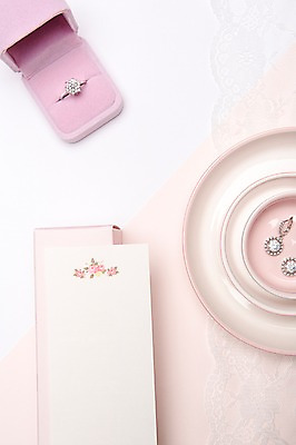 포토 JPG 결혼 백그라운드 사람없음 귀걸이 공백 오브젝트 청첩장 결혼반지 결혼소품 반지케이스 카피스페이스 국내포토 장신구 카드_감사 이벤트 반지 보관함 파일형식